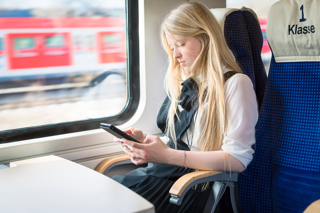 Ragazza in treno con un tablet