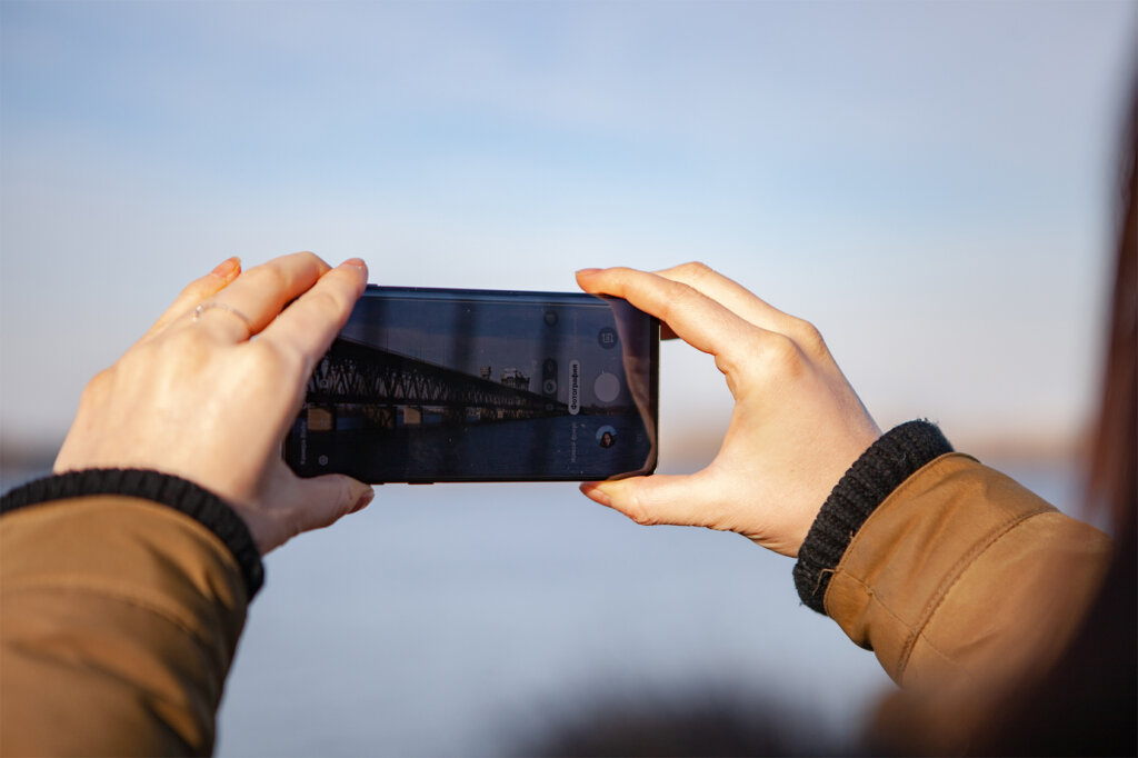 woman_takes_photo_with_phone