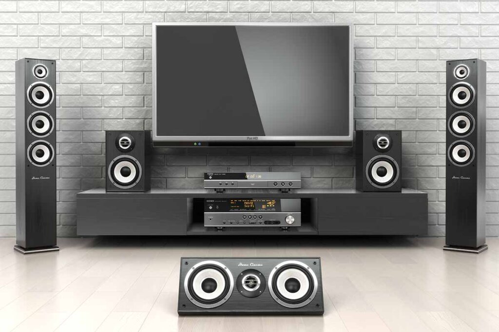 sistema home cinema con pareti bianche