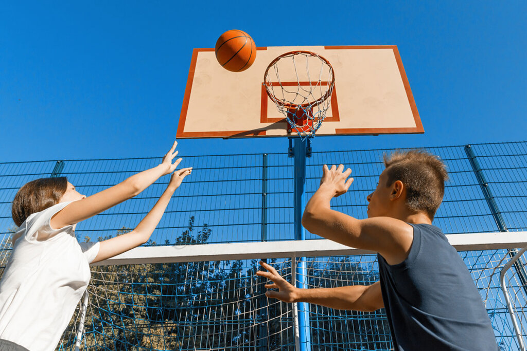 due persone giocano a basket