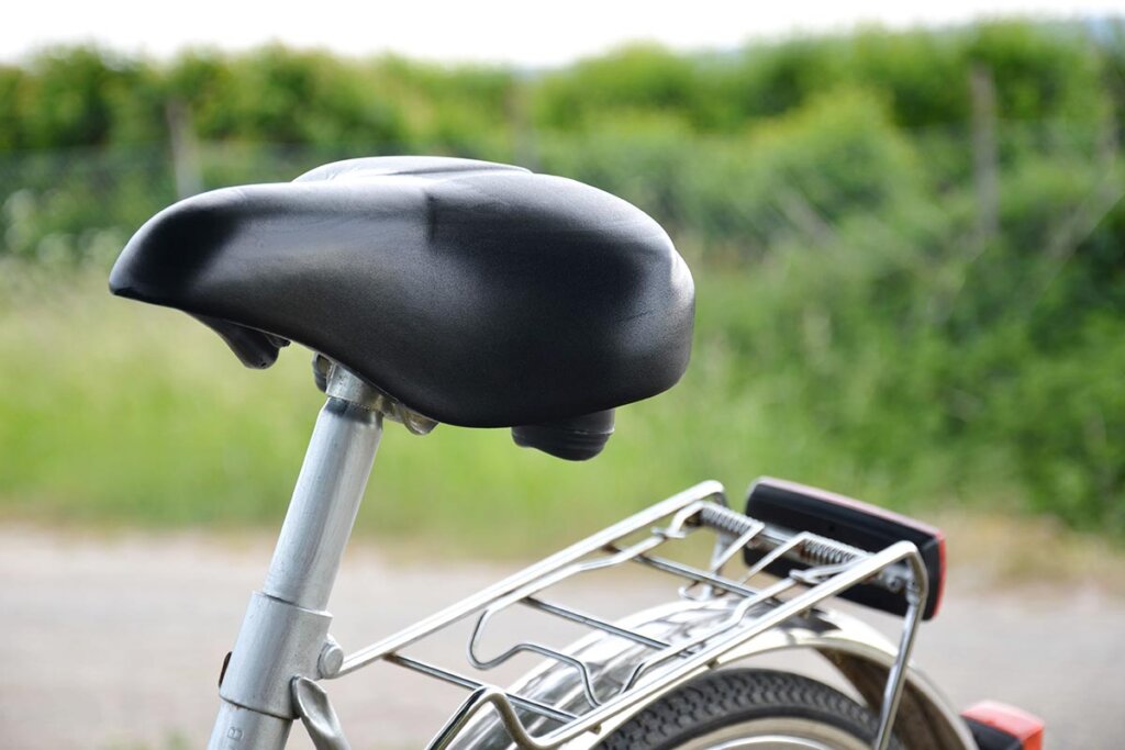 sella nera su una bicicletta argento all'aperto