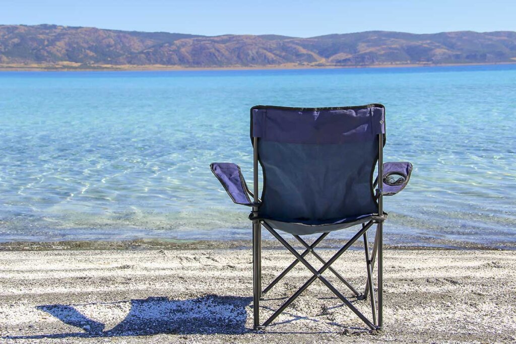 sedia da campeggio blu sulla spiaggia