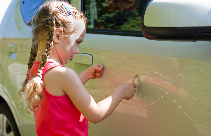 Il bambino graffia l'auto