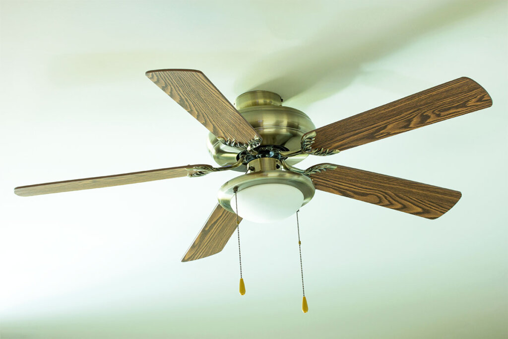 Il ventilatore in legno è appeso al soffitto