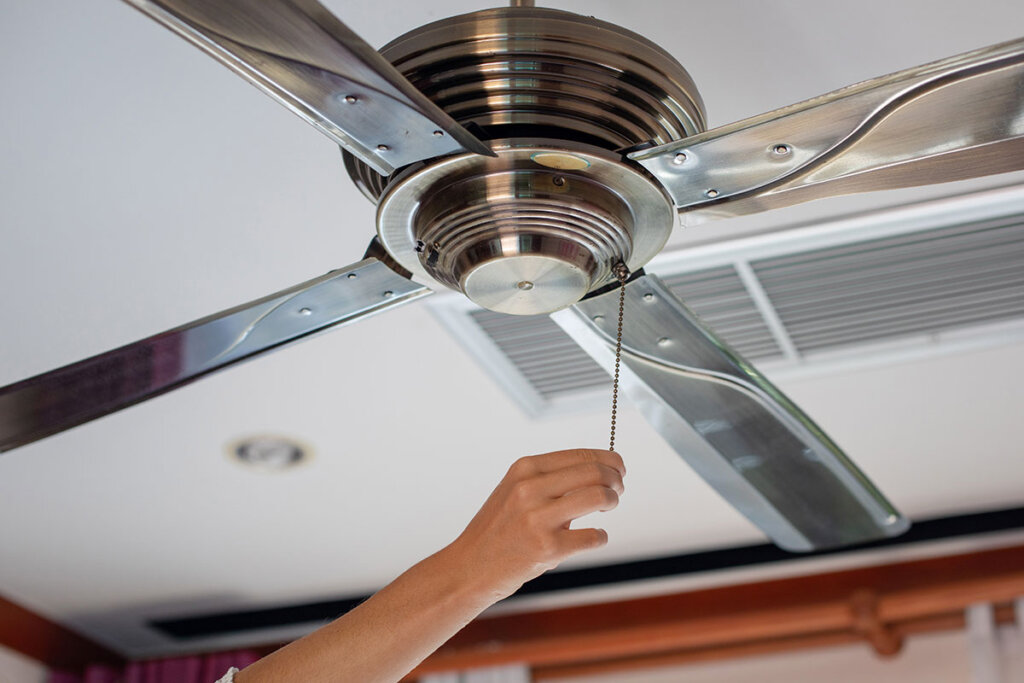 Il ventilatore da soffitto in metallo è acceso