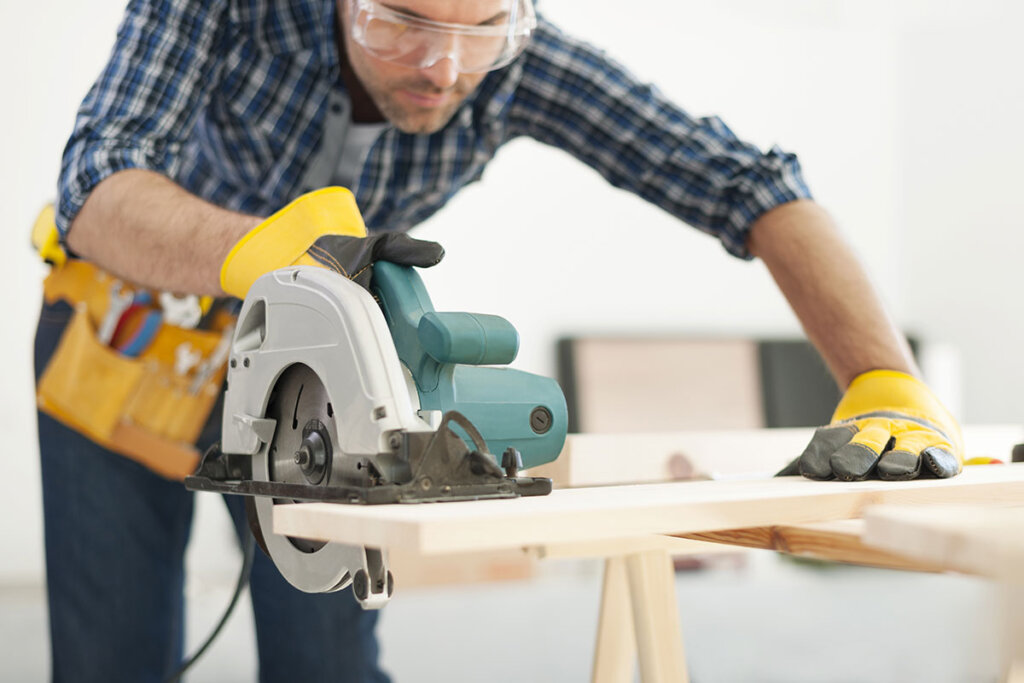 I falegnami lavorano con le seghe circolari