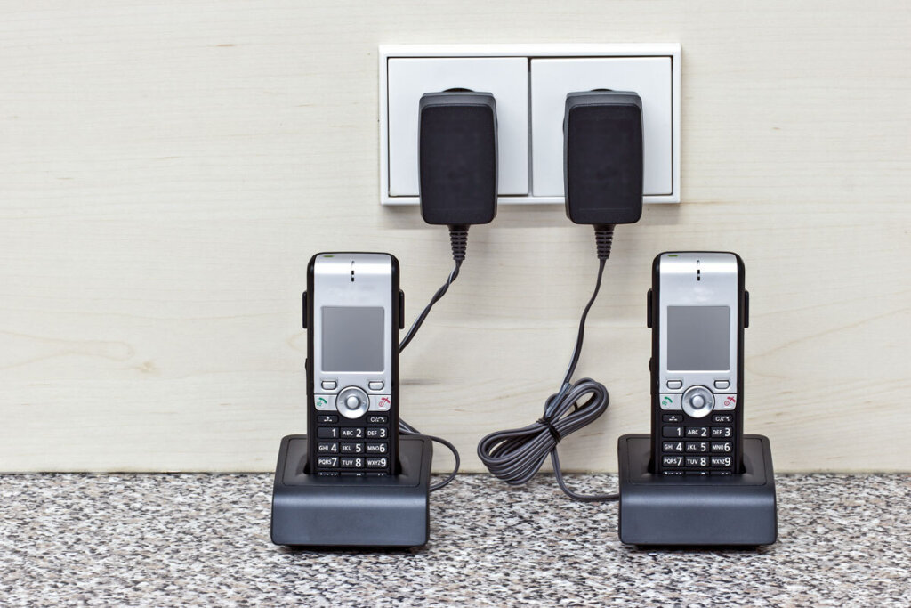 due telefoni cordless nella sua base