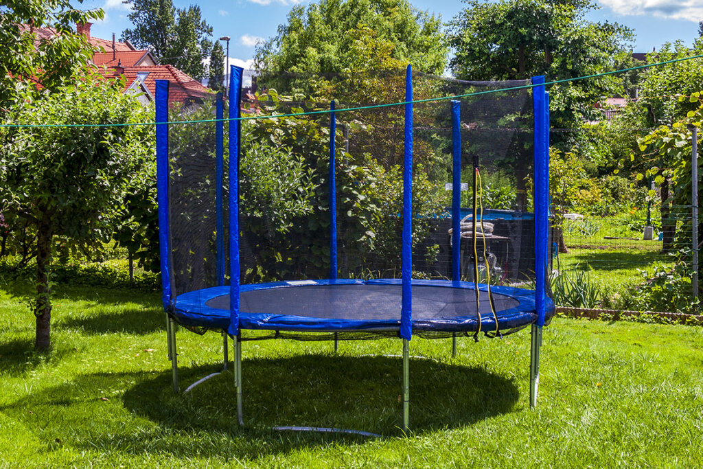 Grande trampolino blu in giardino