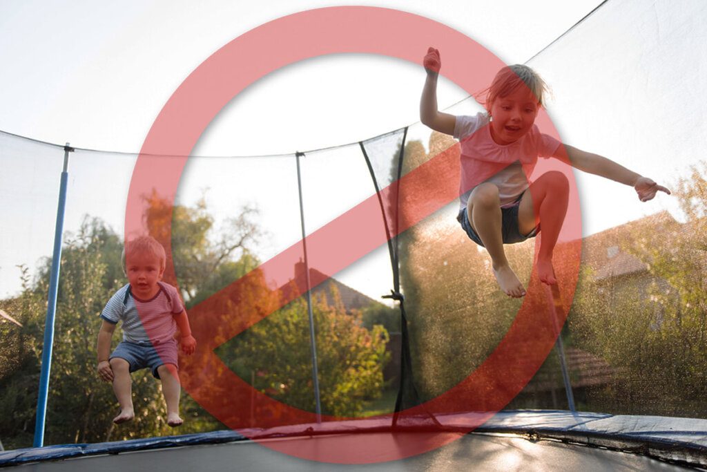 Attenzione Pericolo di saltare insieme sul trampolino da giardino