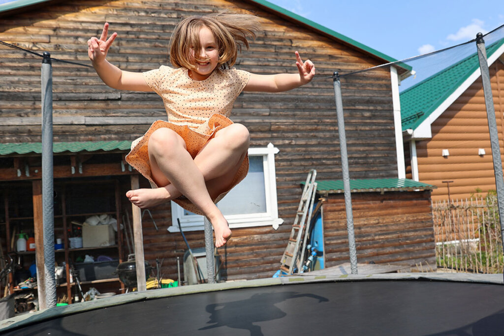 Bambini che saltano sul trampolino da giardino