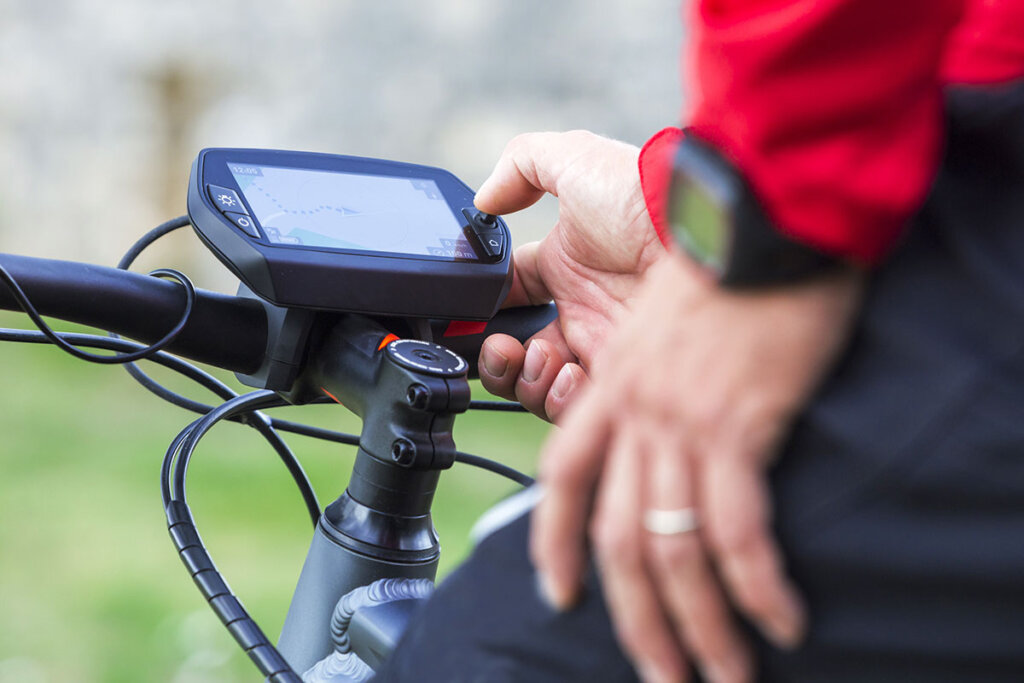 dispositivo di navigazione primo piano di navi sul manubrio con ciclista