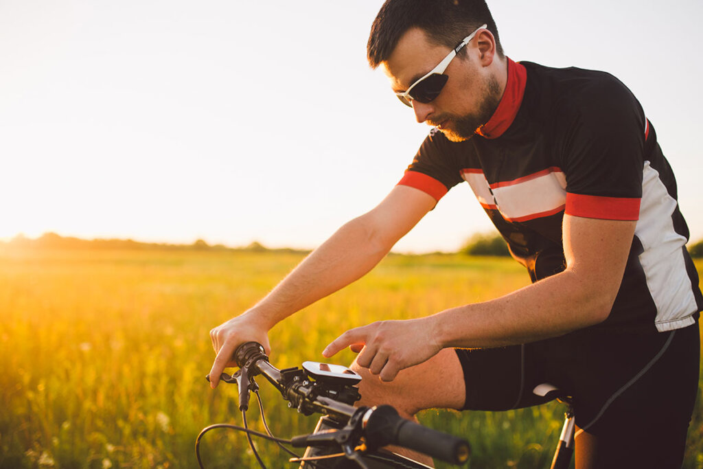 giovane ciclista in campo utilizza il navigatore