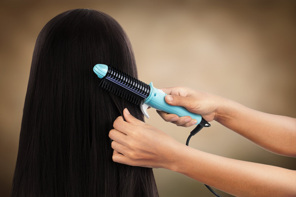 Spazzolare i capelli femminili