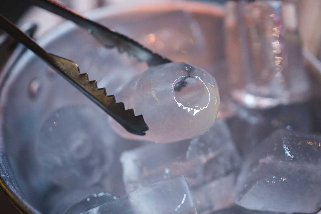 ice_cubes_and_tongs