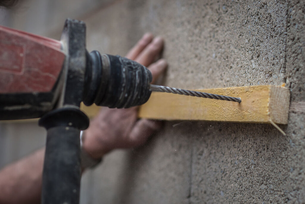 Forare il legno con un trapano a percussione