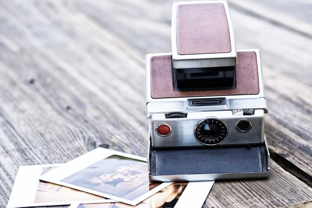 vecchia macchina fotografica istantanea con foto accanto