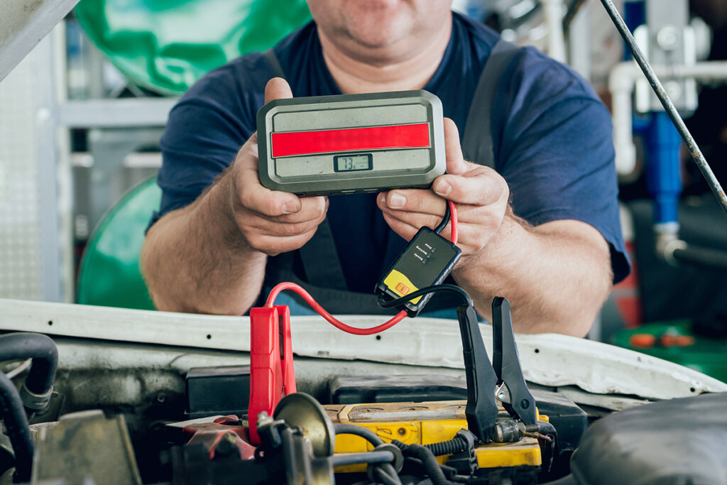 Uomo che tiene in mano un avviatore di emergenza