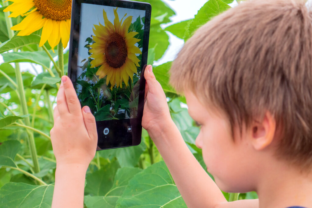 ragazzo che scatta una foto con il tablet