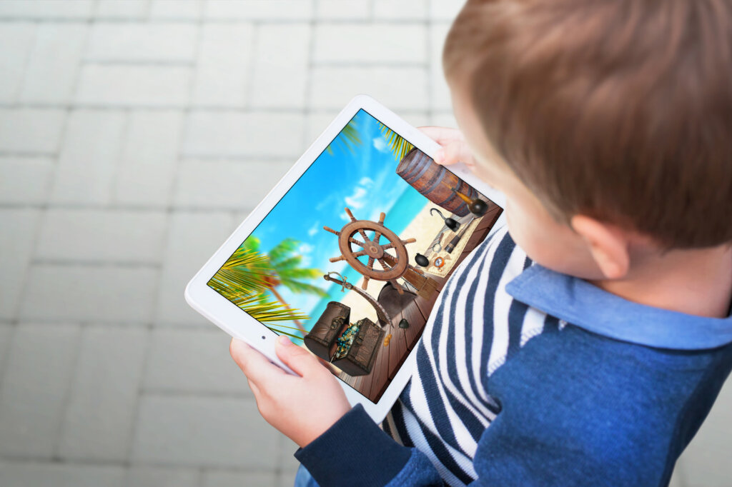 ragazzo che guarda un video su tablet