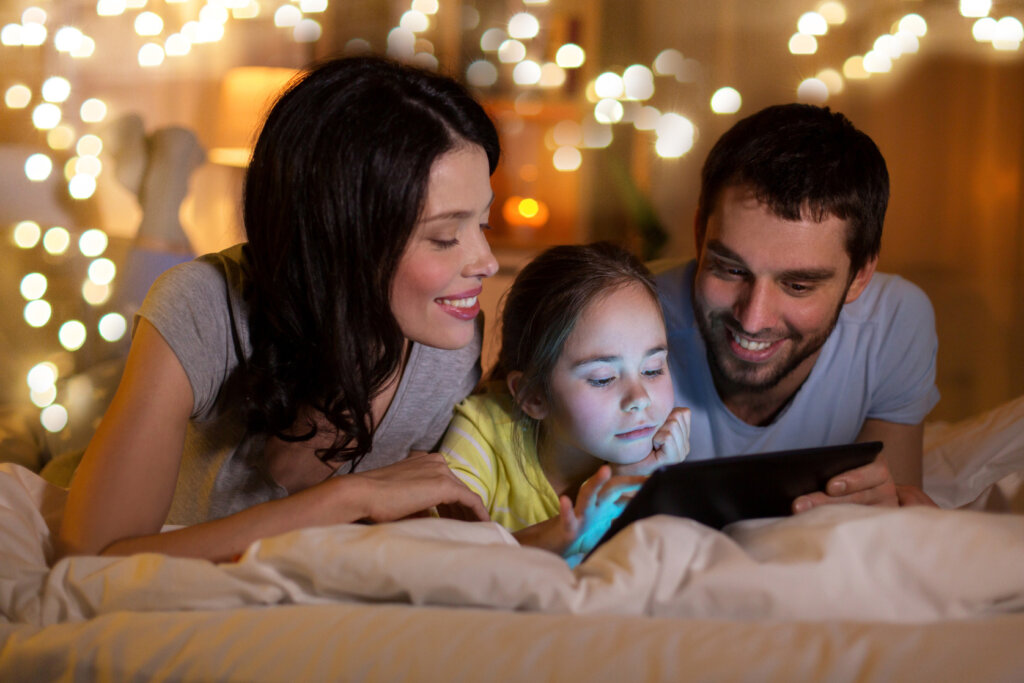 Famiglia che gioca insieme con il tablet