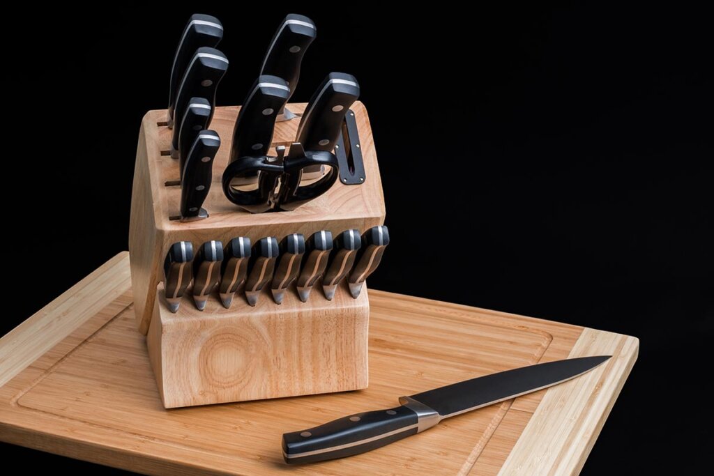 knife_block_on_wooden_board