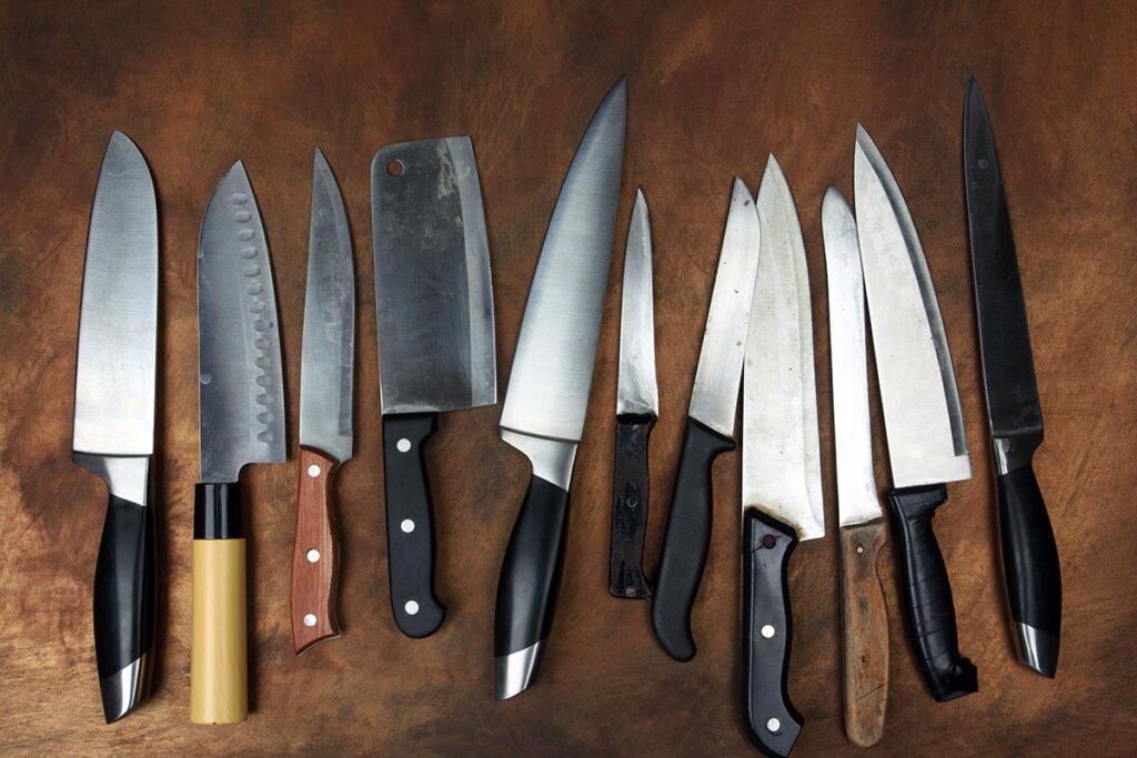 row_of_knifes_on_wooden_countertop