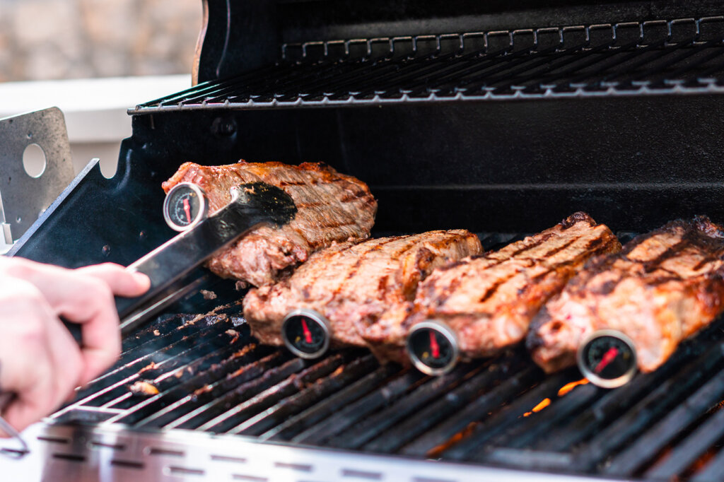 Quattro bistecche con termometro da barbecue