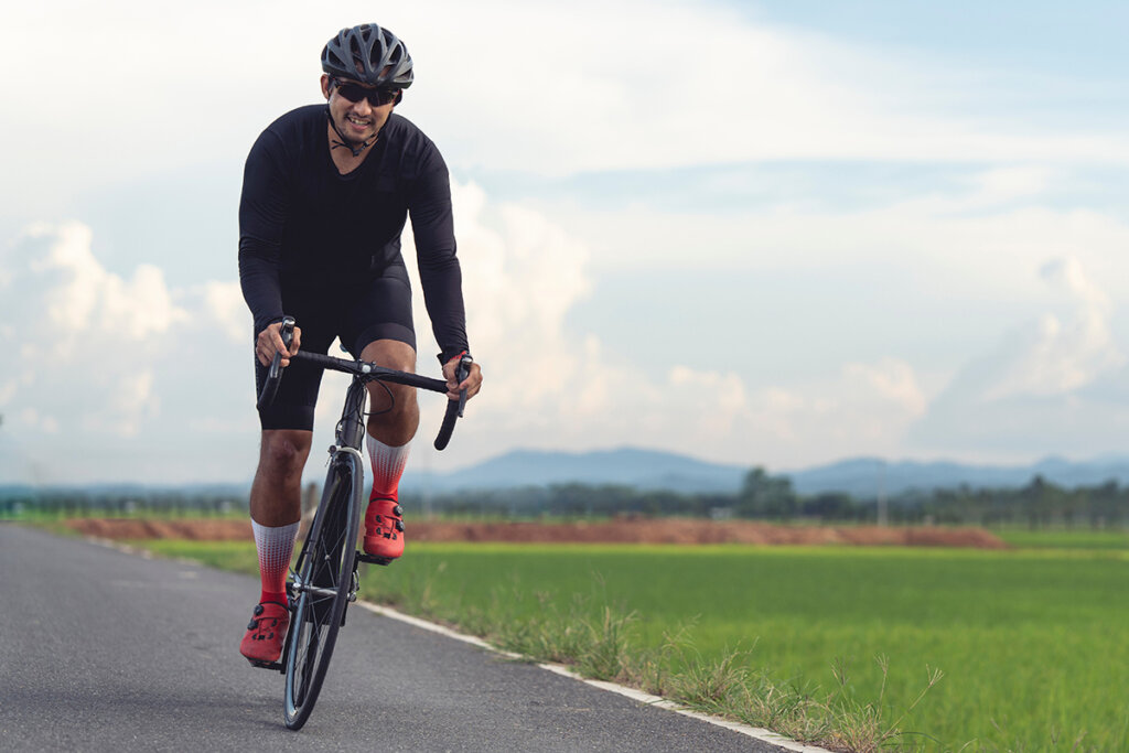 Ciclista con casco su strada