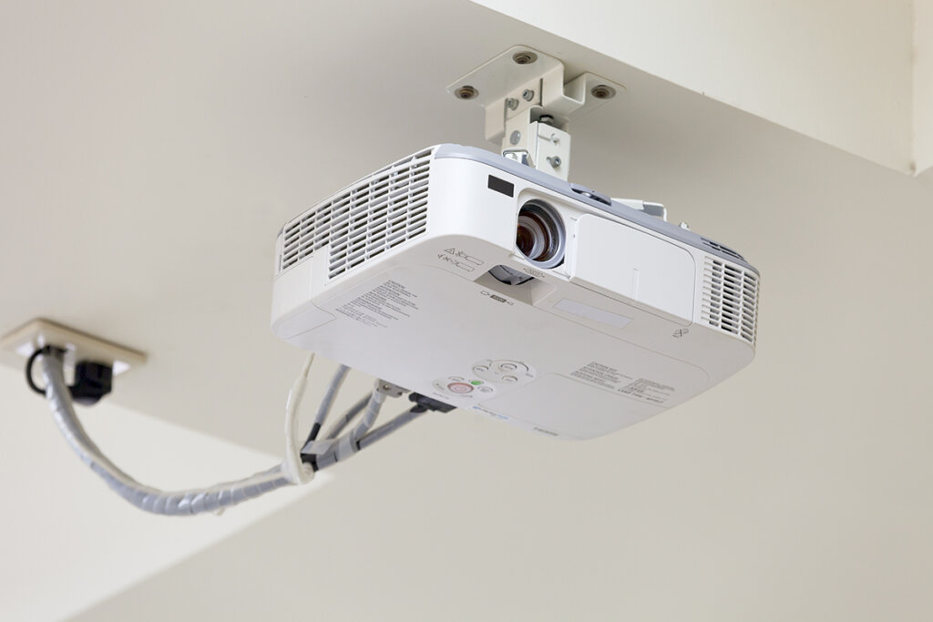 Beamer bianco appeso al soffitto