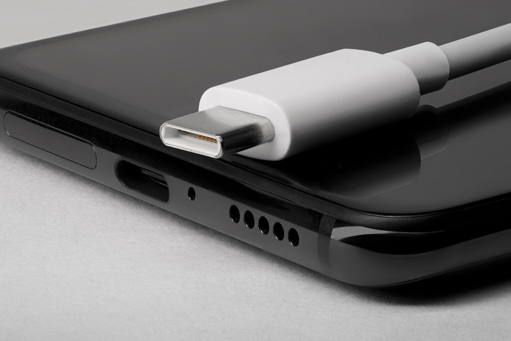 fondo dello smartphone con porta di ricarica usb-c e relativo cavov