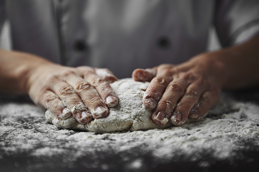 Impastare la pasta della pizza