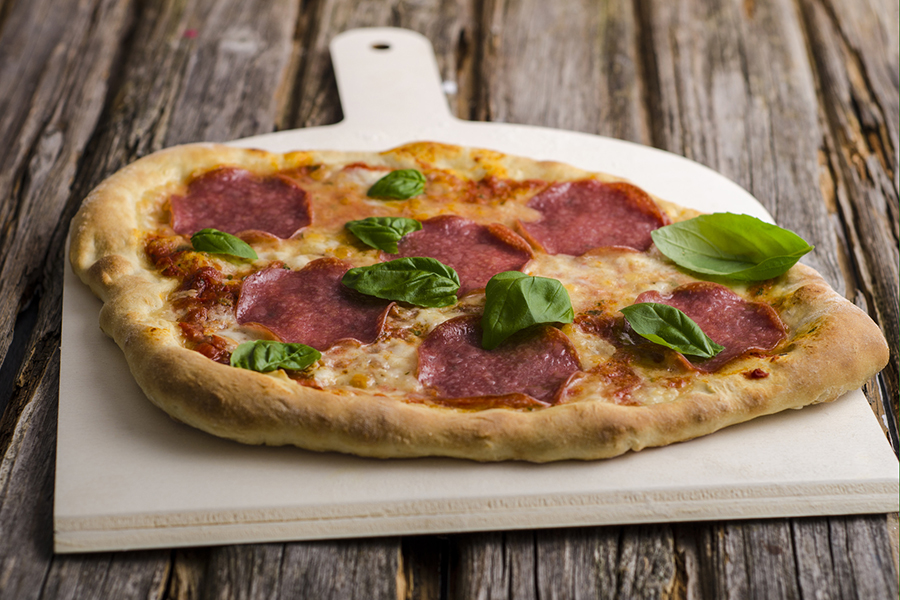 Pizza al salame con forno a pietra