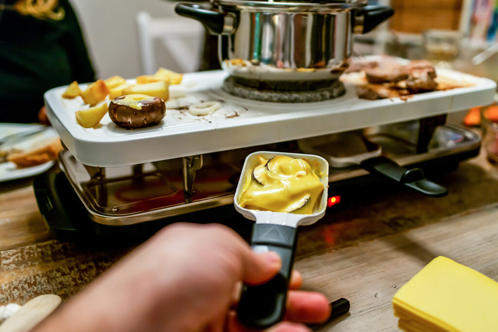 people_around_the_raclette_grill