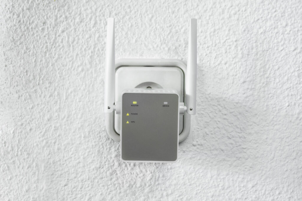 router-ripetitore-muro bianco-con-spina