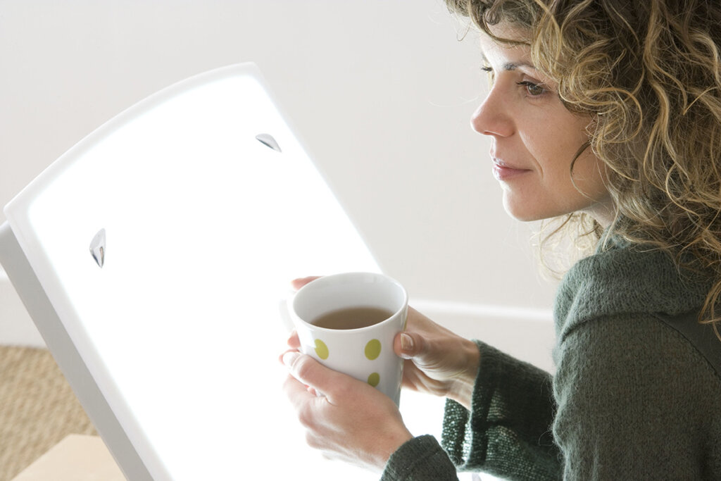 woman_infront_of_sad_lamp