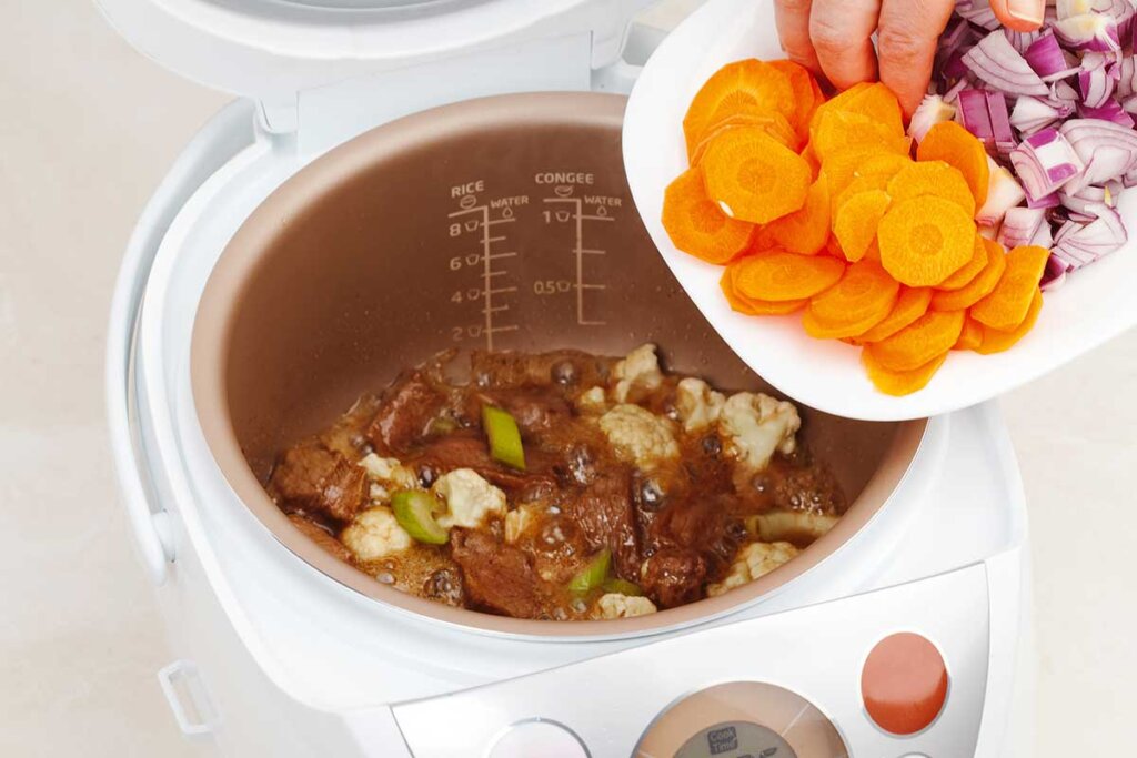 Gli ingredienti vengono messi nella slow cooker