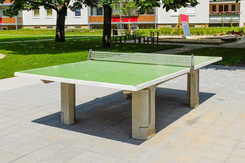 Un tipico tavolo da ping pong in un parco giochi