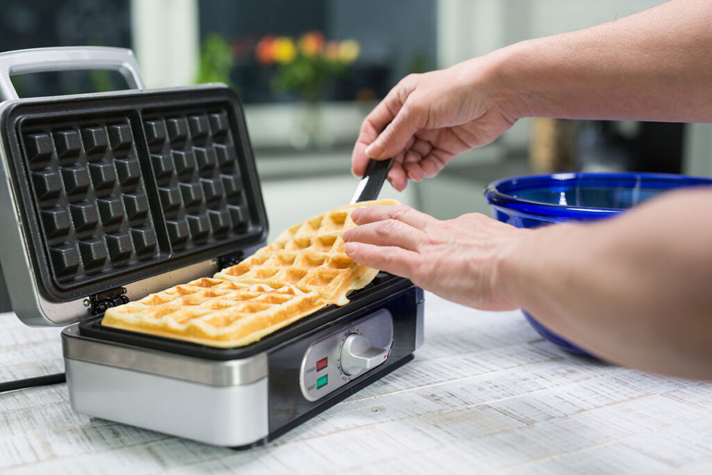 Il waffle finito viene rimosso dalla piastra per waffle