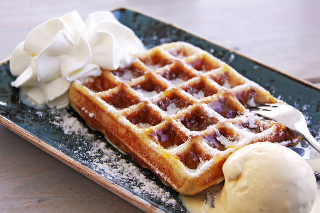 Waffle con crema e gelato