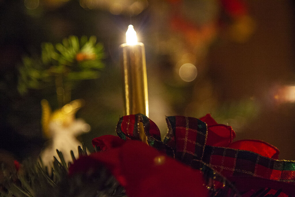 Candela di Natale senza fili accesa