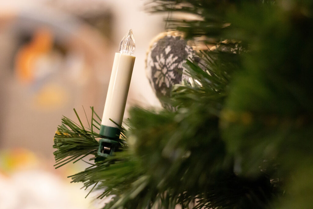 Candela in un albero artificiale