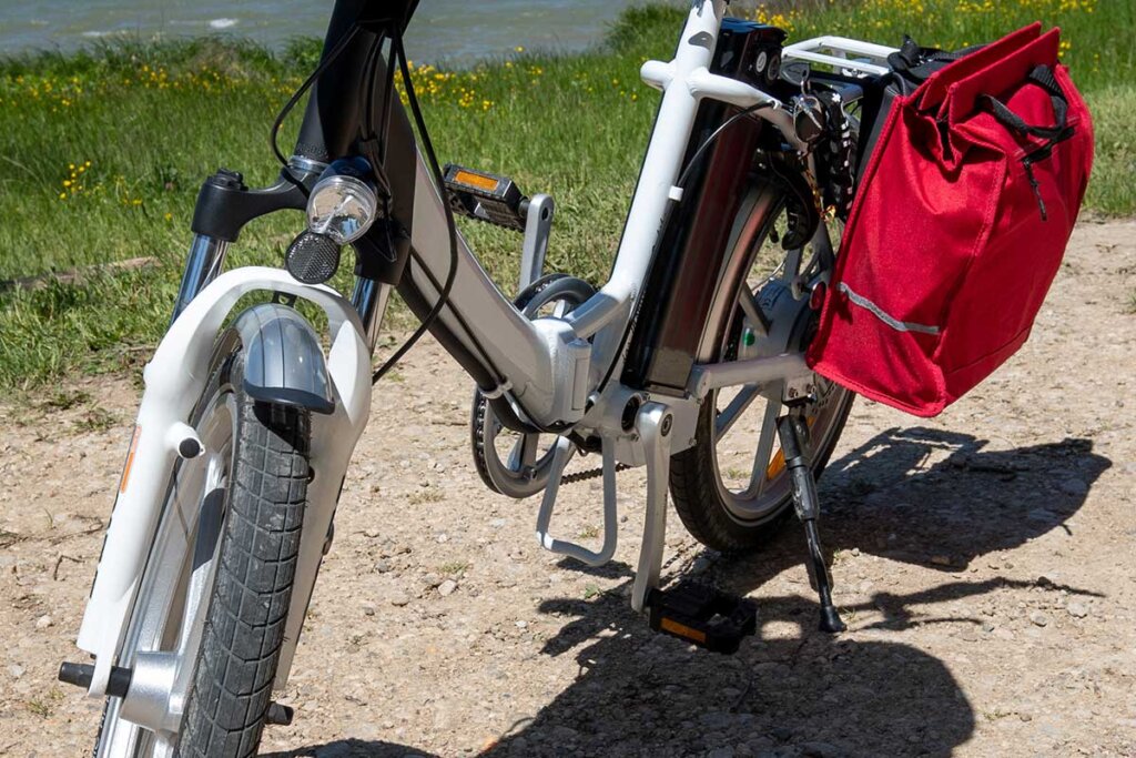 e-bike pieghevole bianca davanti al fiume